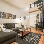 Hostwise Stays - The Ocala - Free Parking, Cool Space, Spiral Stairs