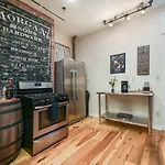 Hostwise Stays - The Ocala - Free Parking, Cool Space, Spiral Stairs